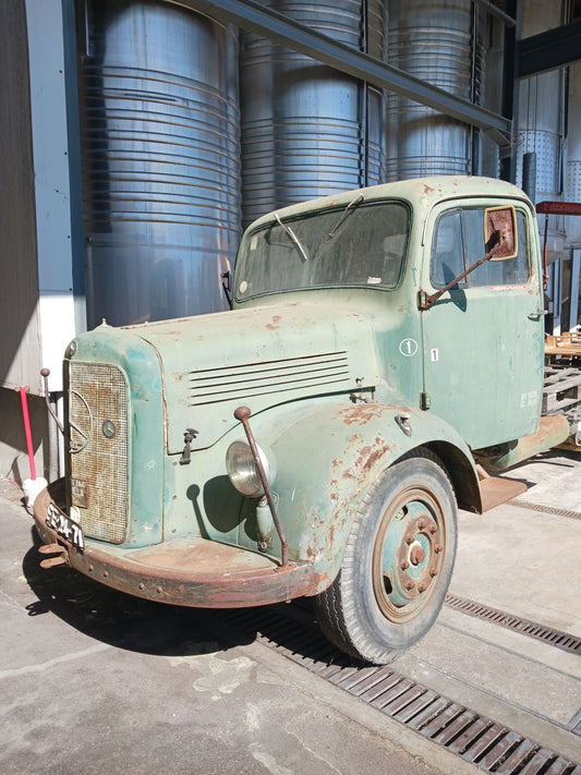 Vintage truck at Palmela winery, private wine tour Setúbal Peninsula