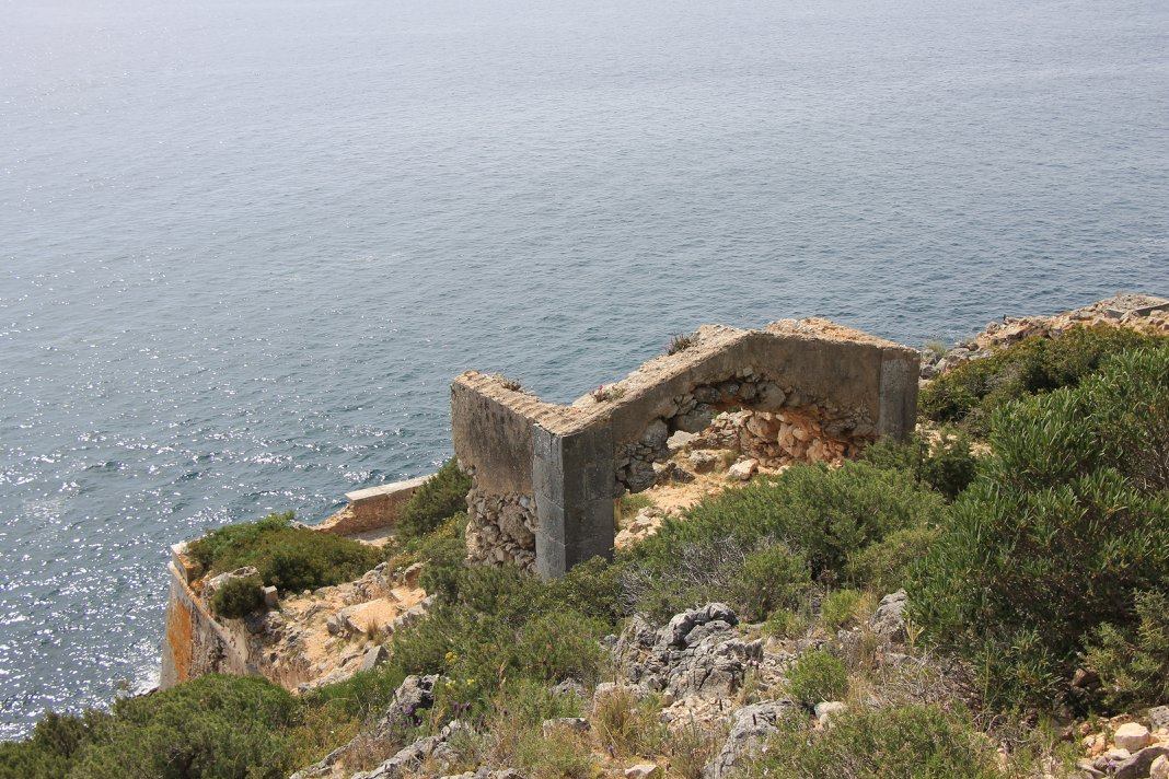 Forte da Baralha cliff ruins close view overlooking Atlantic ocean, rocky coastal fortification, Arrabida Natural Park, Setubal Peninsula, The Untold Weekend